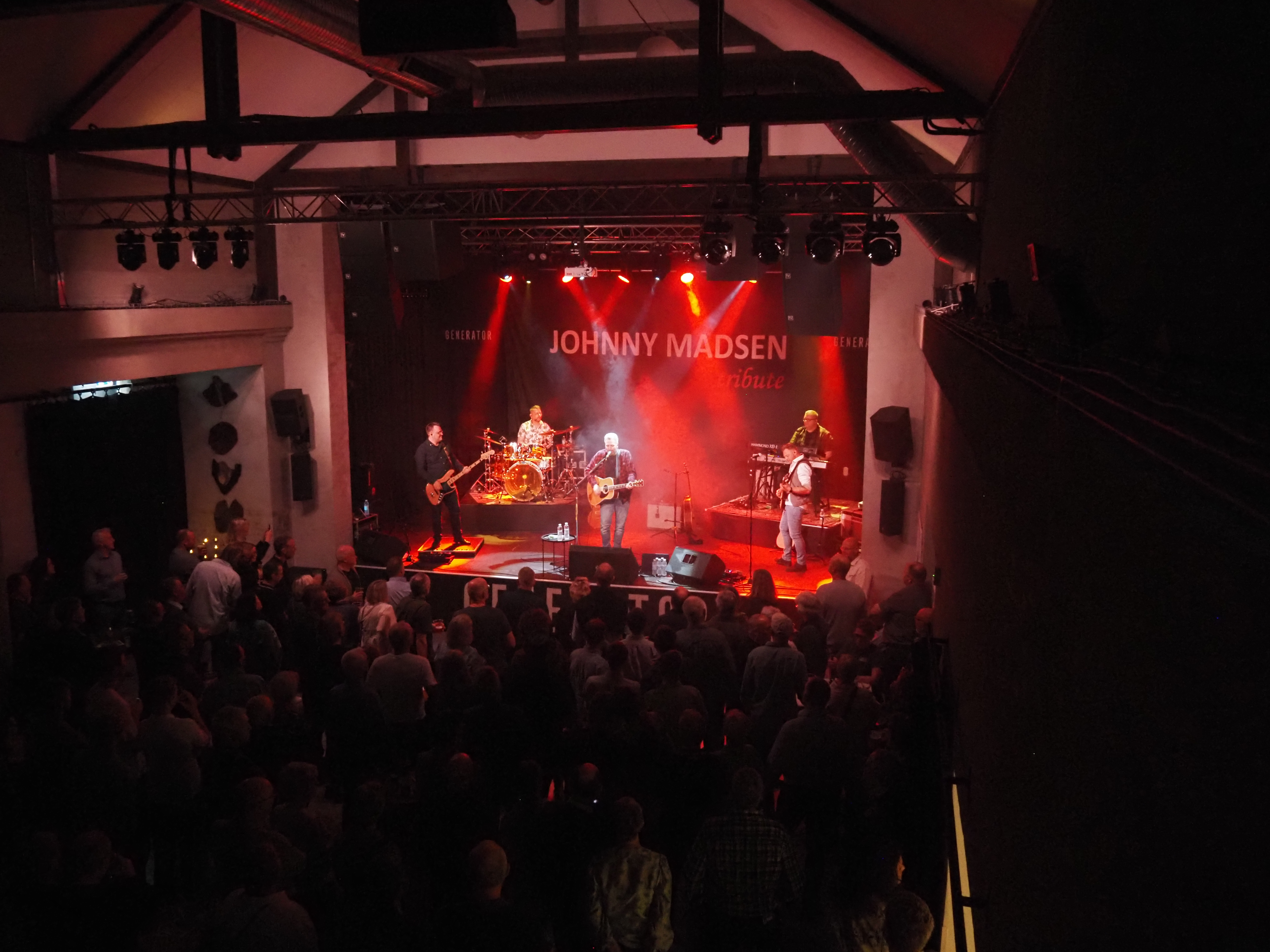 Johnny Madsen Tribute optræder live med energisk sceneshow
